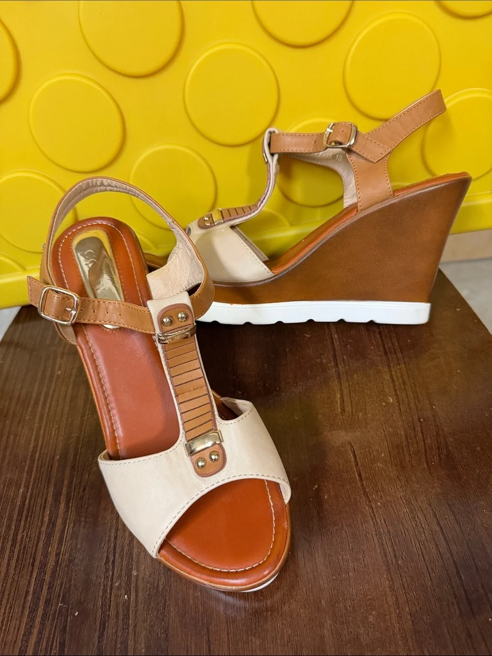 Godiva Women’s Tan and Cream Platform Wedge Sandals Size 10